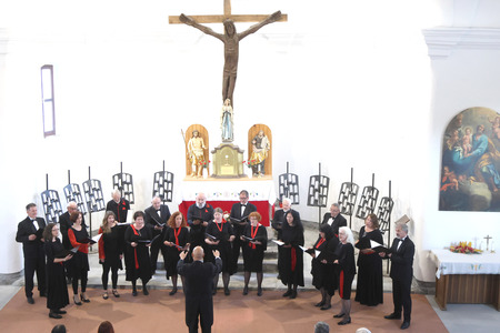 Letni koncert Komorni zbor Fran Gerbič, gostje MePZ Postojna 06 Foto Ljubo Vukelič
